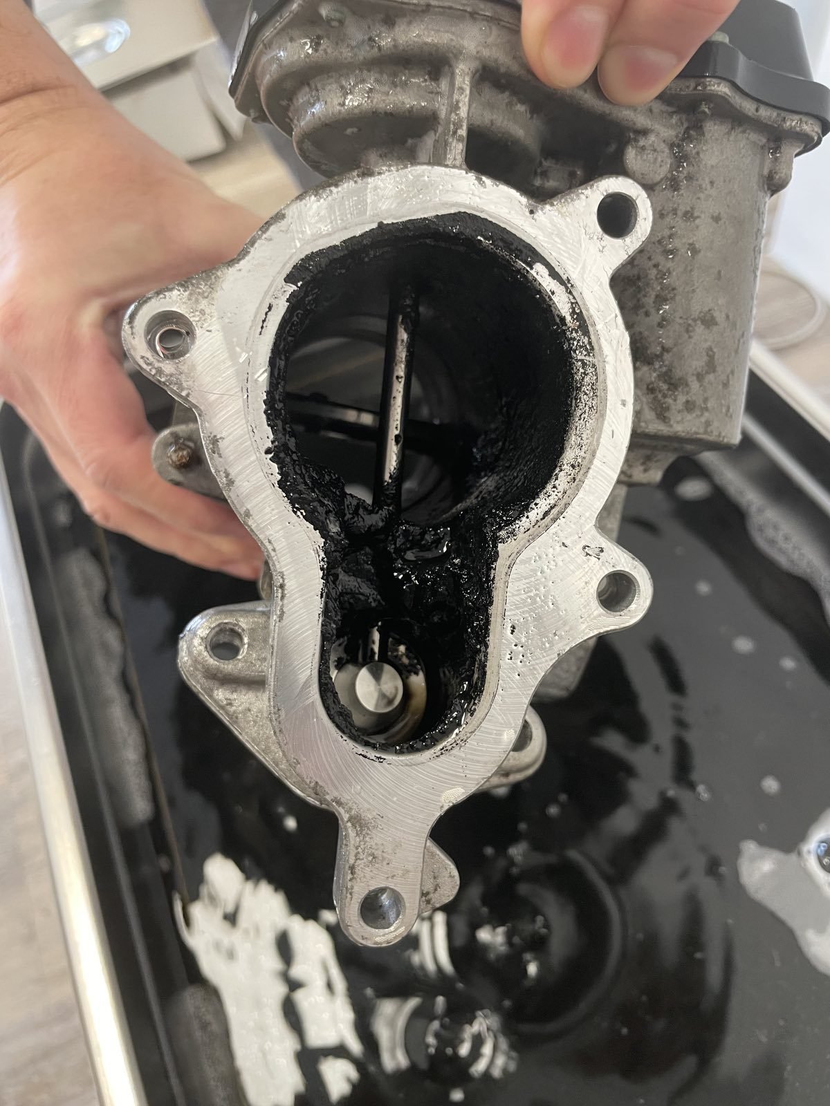 Pulizia di una parte del motore in un pulitore a ultrasuoni